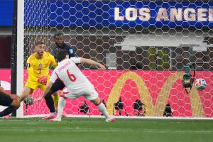 土耳其2-1反超美国！土耳其踢出流畅配合，柯克曲破门