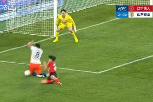 马德鲁加禁区倒地主裁回看VAR判点，泽卡点射泰山2-0领先铁人-0d