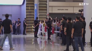 待遇截然不同！洪明甫回韩国骂声震天，今日孙兴慜回国球迷鼓励