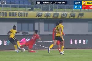 第29分钟，张源亮鞋底蹬到阿齐兹，VAR介入后黄牌改直红